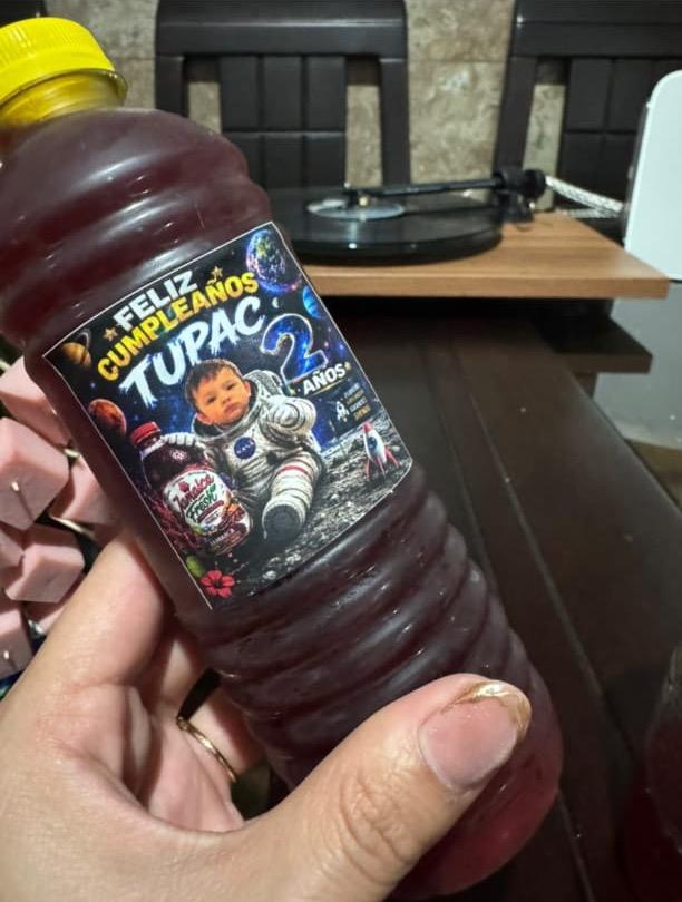 Botella de Jamaica Fresh con etiqueta personalizada de cumpleaños con el nombre y la foto del niño