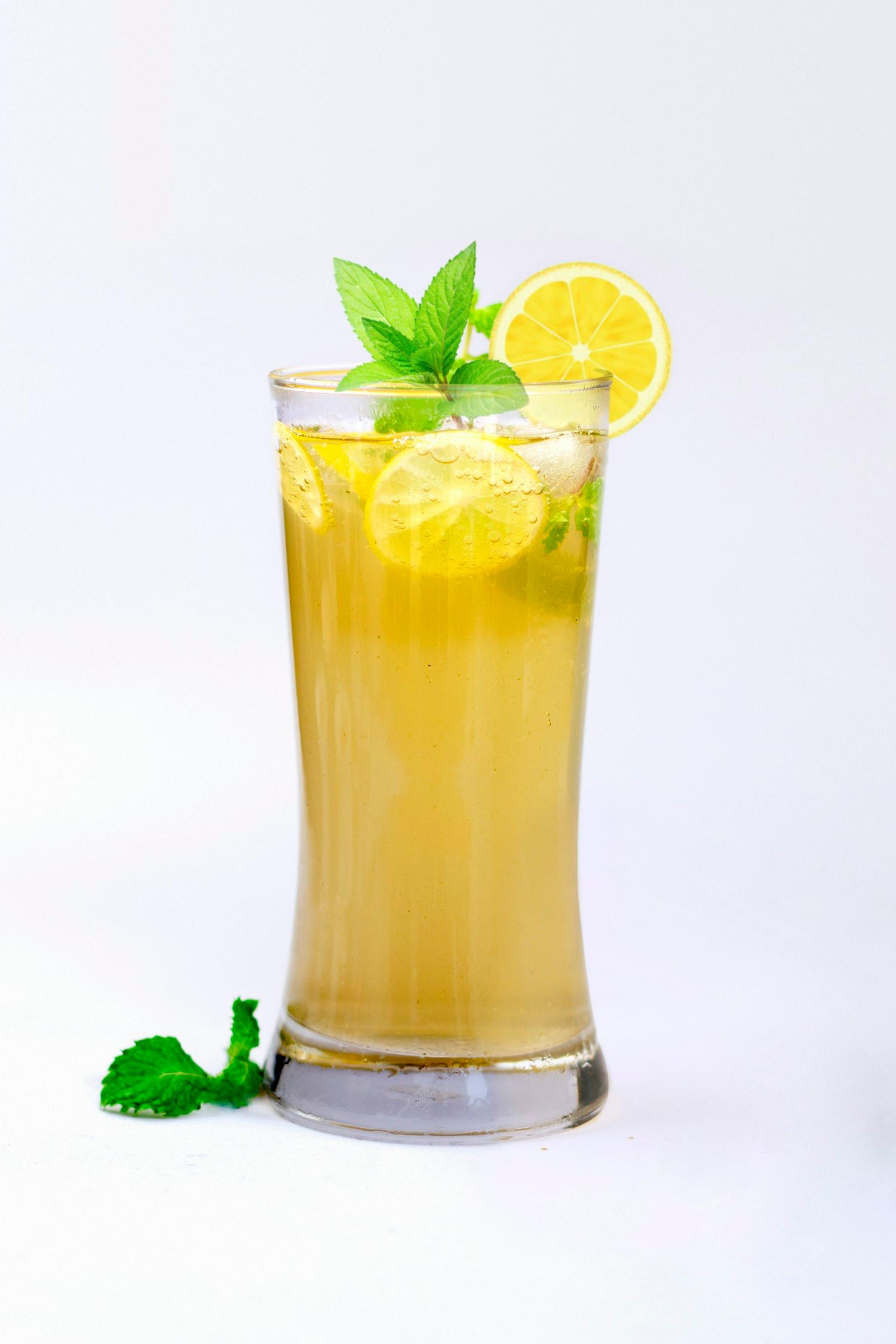 Limonada con limón y hierbabuena